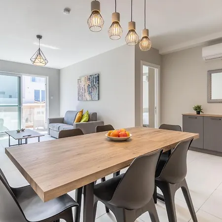 Your Home Away From Home - Top Floor Apt Close To The Beach & Entertainment Is-Swieqi Exterior photo