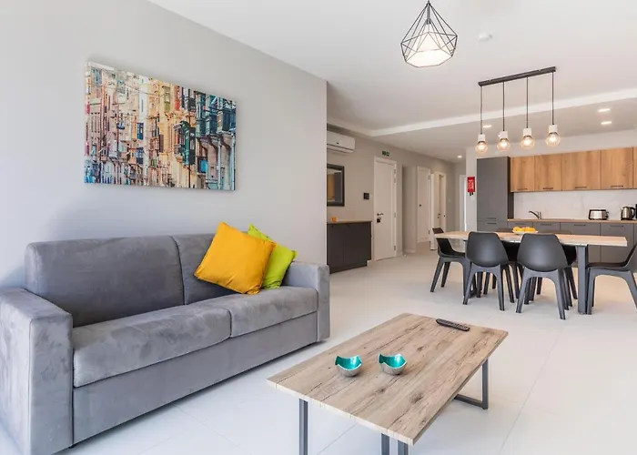 Your Home Away From Home - Top Floor Apt Close To The Beach & Entertainment