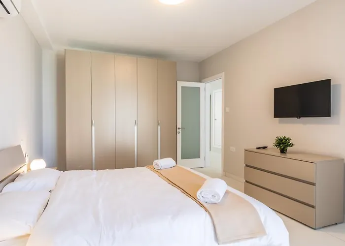Your Home Away From Home - Top Floor Apt Close To The Beach & Entertainment