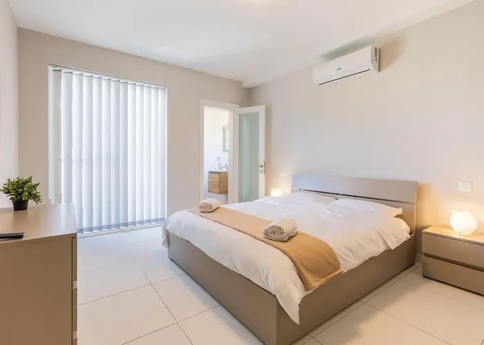 Your Home Away From Home - Top Floor Apt Close To The Beach & Entertainment