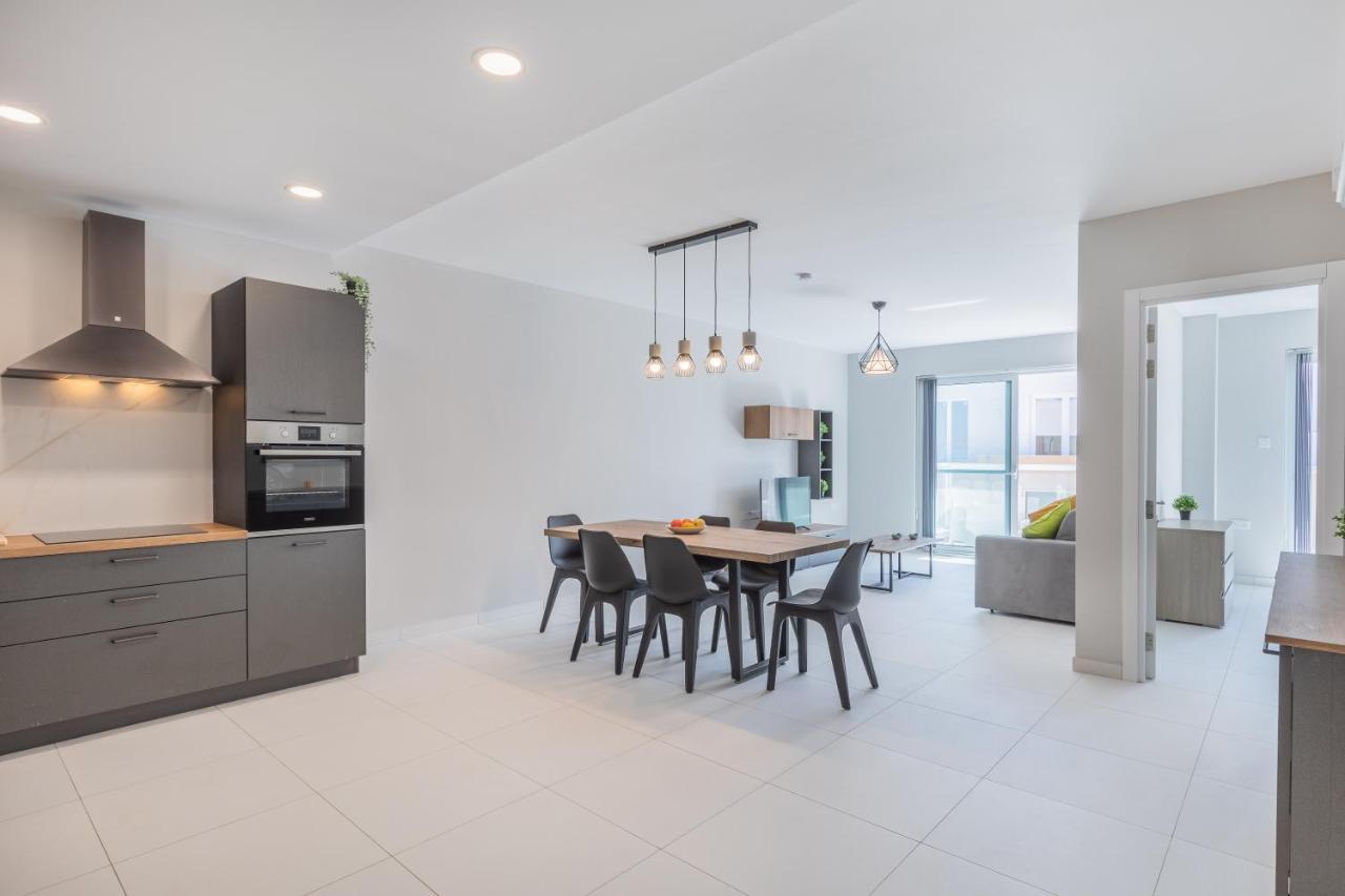 Apartment Your Away From - Floor Close To The & Entertainment Is-Swieqi