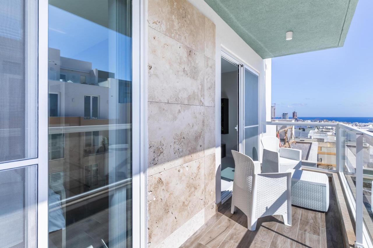 Your Away From - Floor Close To The & Entertainment Apartment *