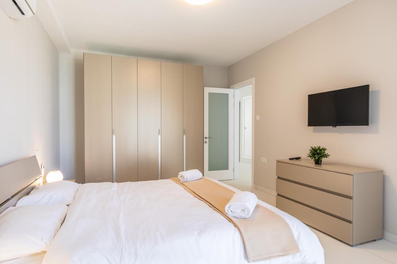 Your Away From - Floor Close To The & Entertainment Apartment *