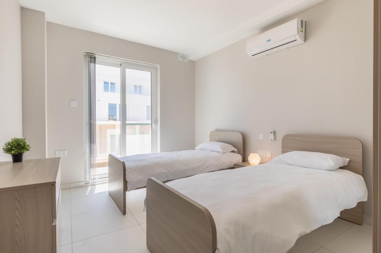 Your Away From - Floor Close To The & Entertainment Apartment *
