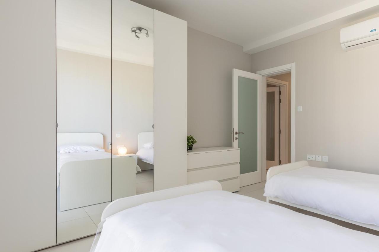 Your Away From - Floor Close To The & Entertainment Apartment