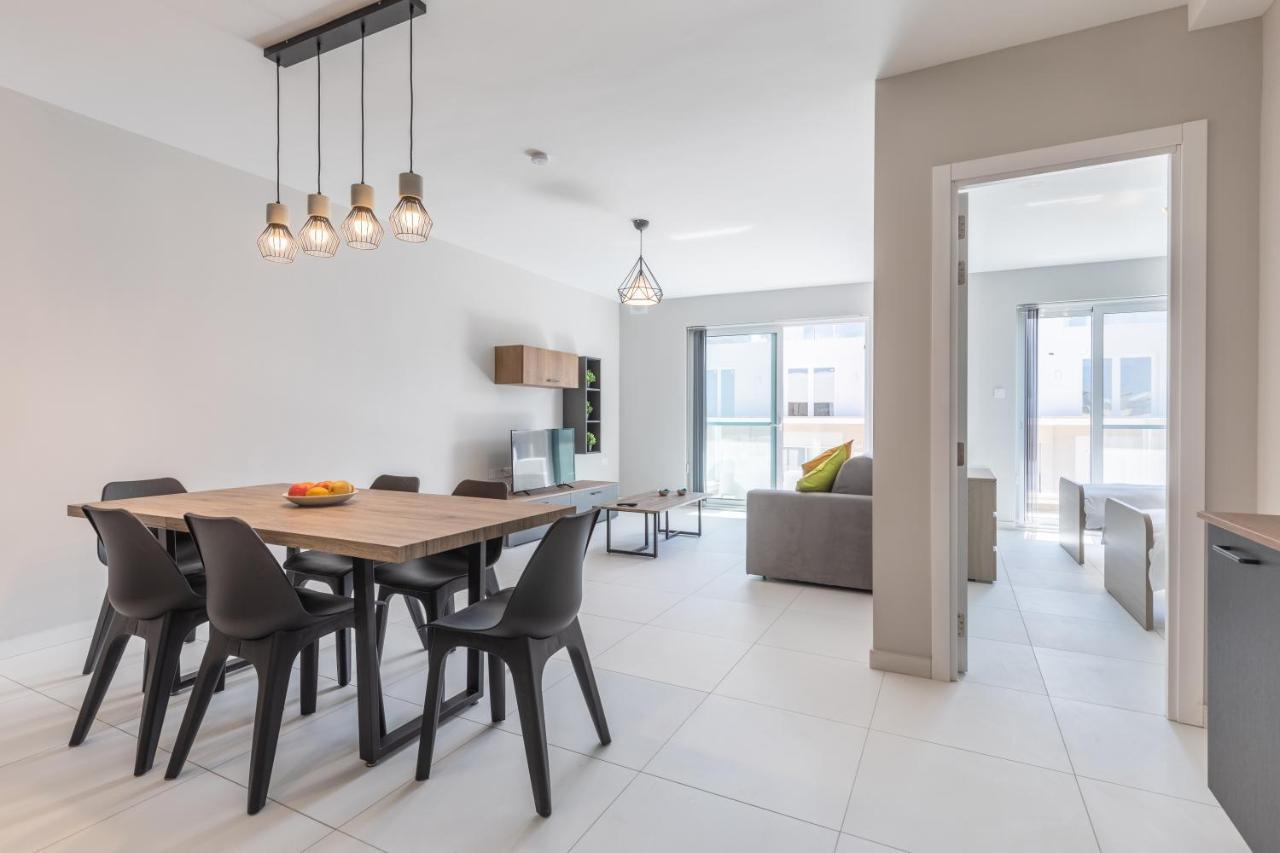 Apartment Your Away From - Floor Close To The & Entertainment