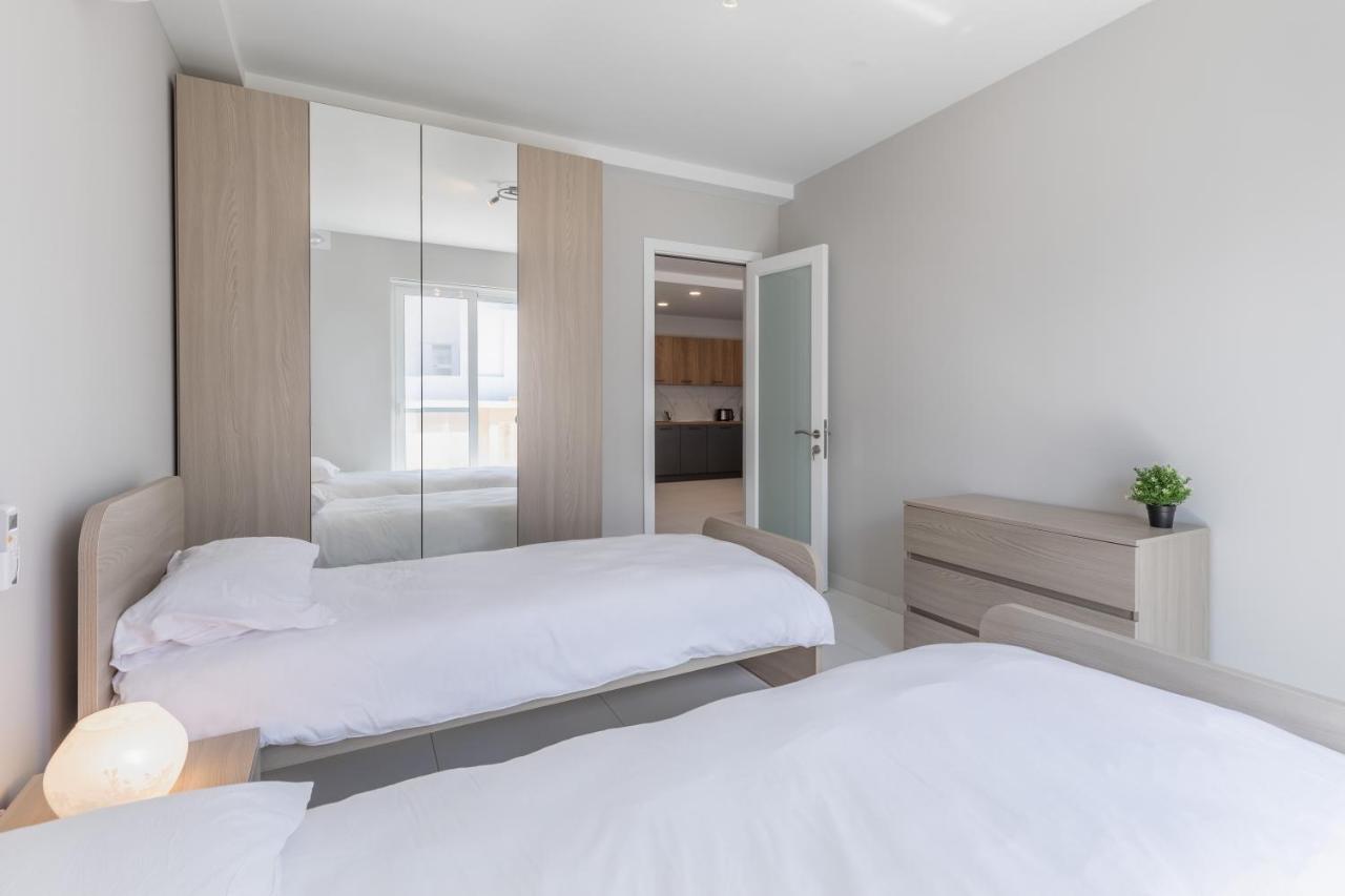 Your Away From - Floor Close To The & Entertainment * Is-Swieqi