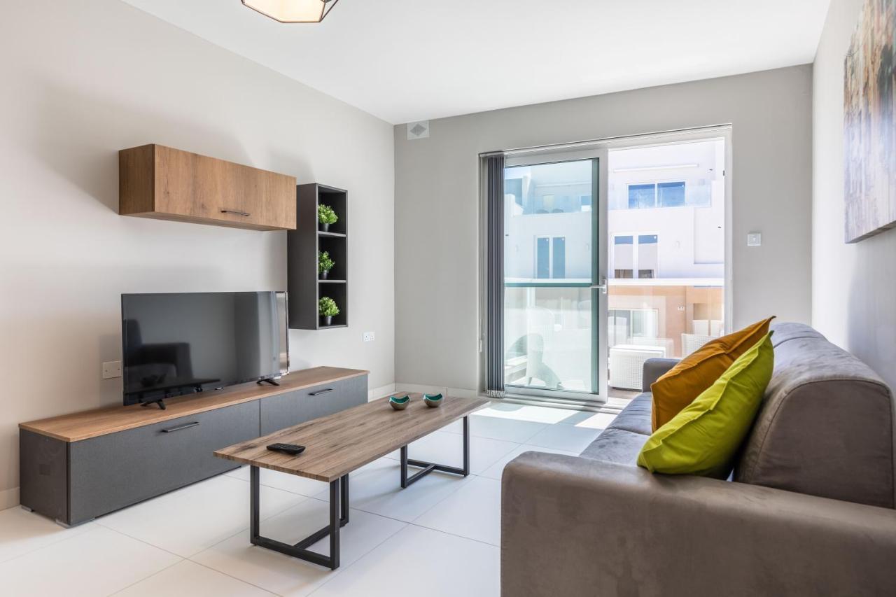 Your Away From - Floor Close To The & Entertainment Apartment