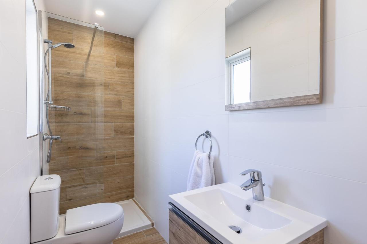 Your Away From - Floor Close To The & Entertainment * Is-Swieqi